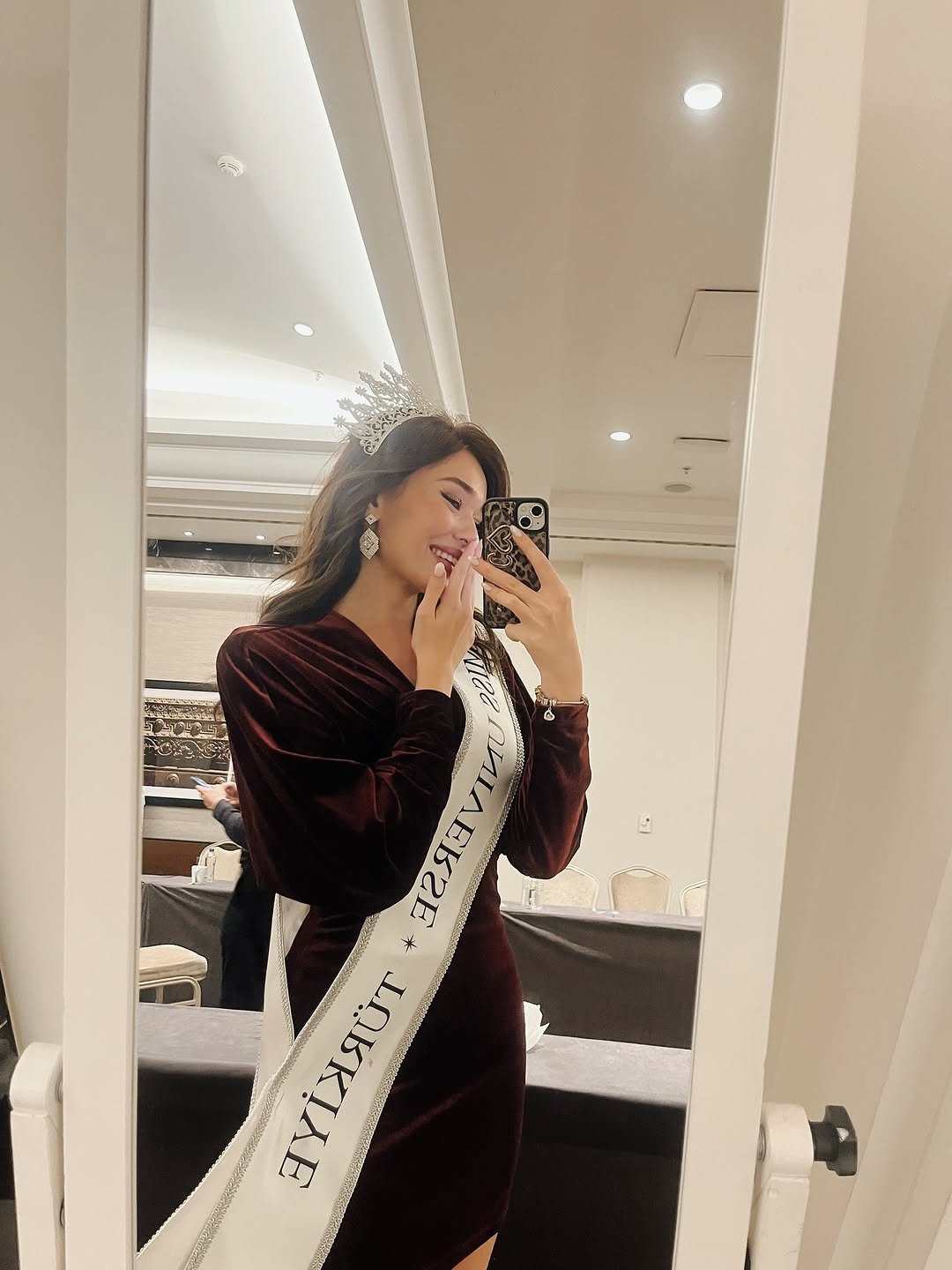 Miss Universe 2025 Heyecanı! Ceren Arslan Tayland Yolunda, Sosyal Medya İkiye Bölündü